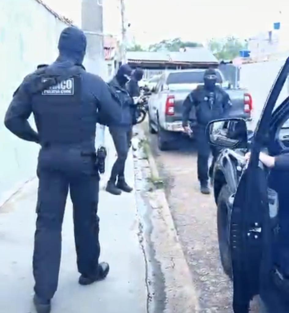 Polícia Civil cumpre mandados contra facção criminosa envolvida com transporte de cocaína da fronteira ao norte de MT.