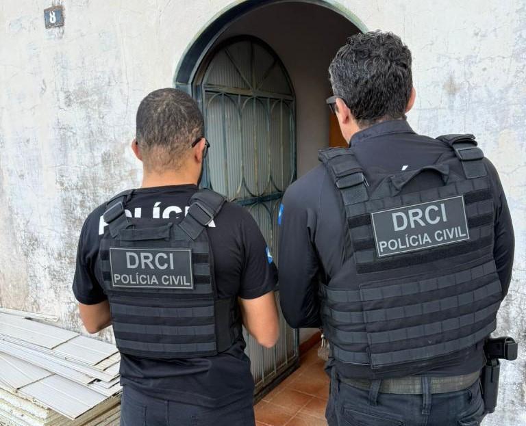 Polícia Civil cumpre mandados contra investigados por produção e armazenamento de pornografia infantil.