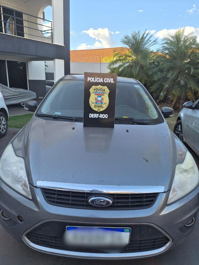 Polícia civil recupera veículos que haviam desaparecido após serem levados a mecânico.