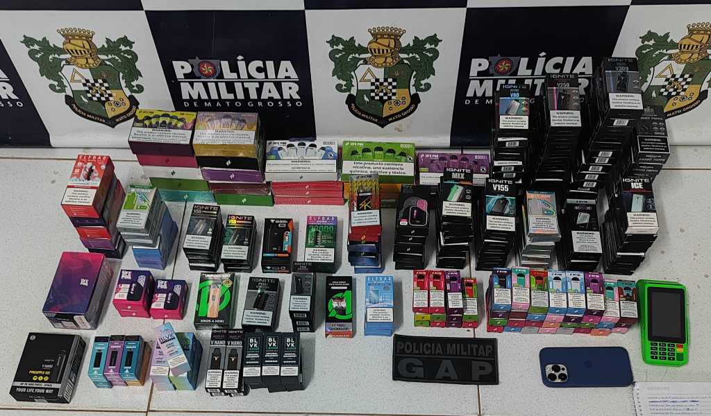 Polícia Militar apreende 298 cigarros eletrônicos e prende suspeito por contrabando.
