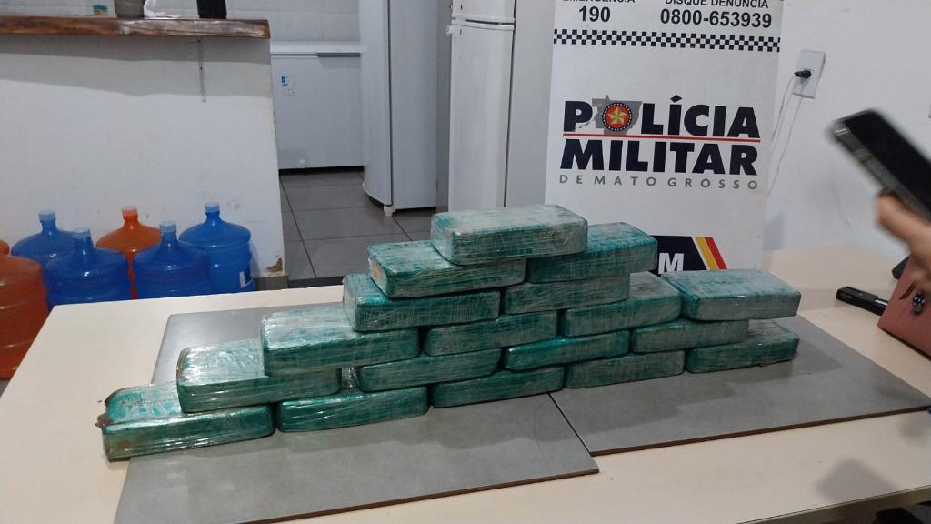 Polícia Militar prende casal de faccionados com 18 quilos de pasta base.