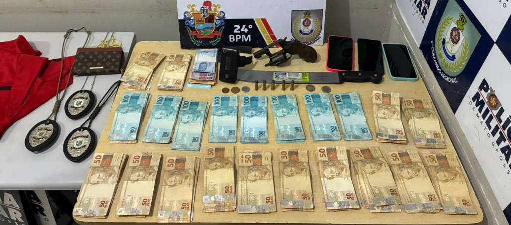 Polícia Militar prende dupla por tráfico de drogas e apreende revólver e R$ 22,7 em dinheiro.
