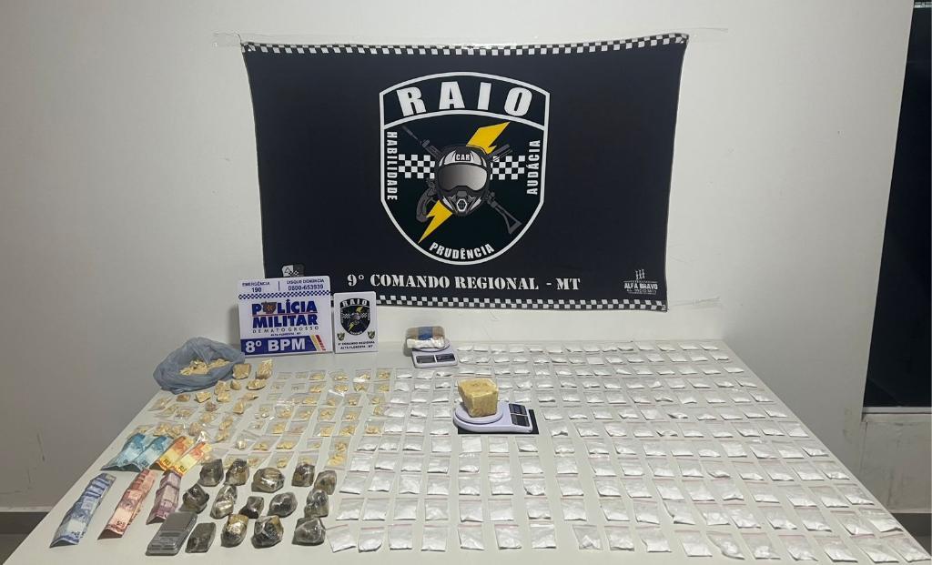 Polícia Militar prende faccionada com 260 porções de drogas.