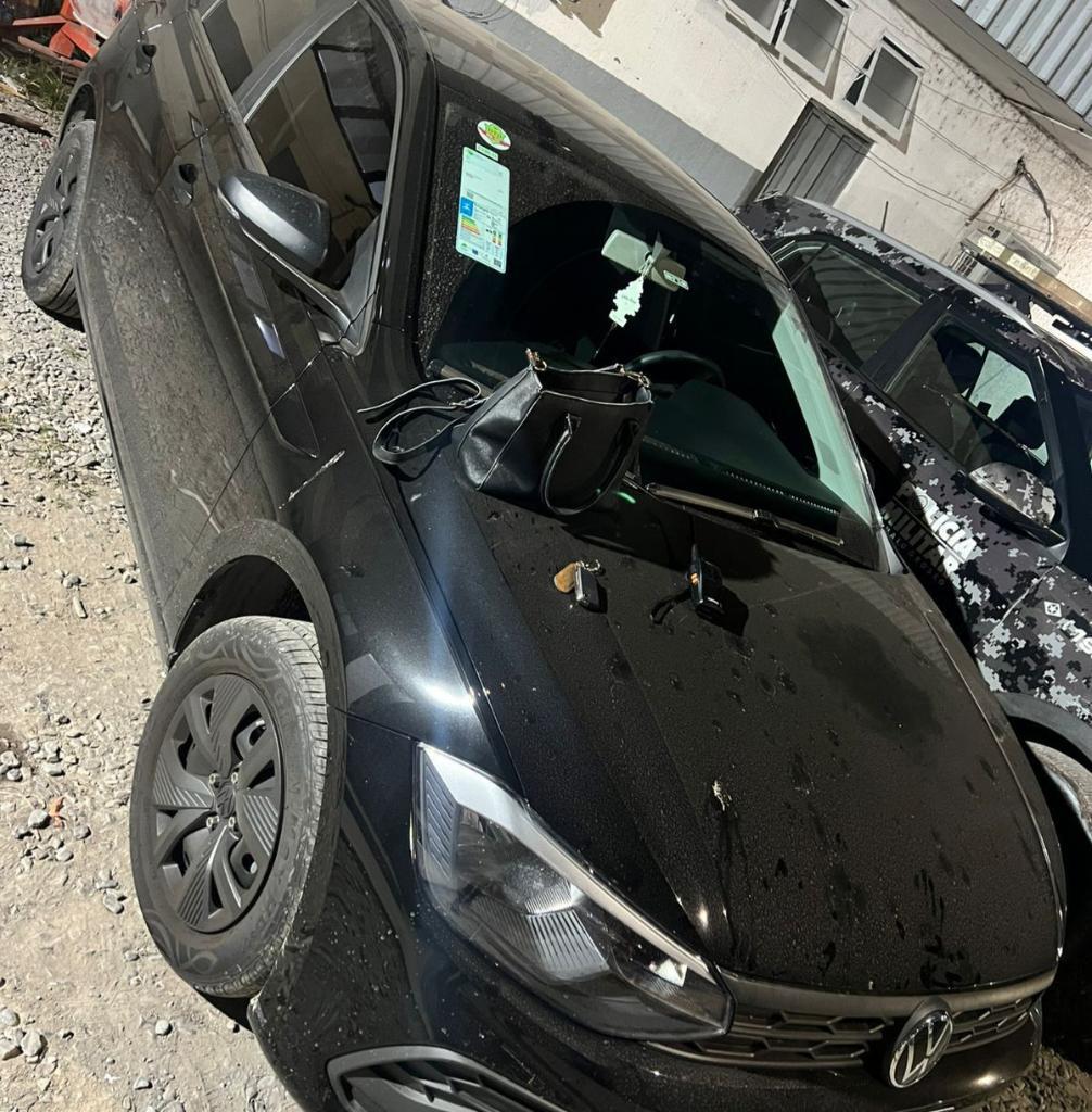 Polícia Militar prende suspeito e recupera veículo roubado.