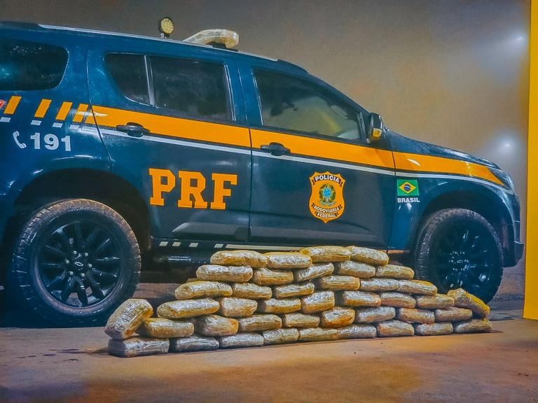 PRF apreende mais de 21 quilos de skunk em compartimento oculto na BR-364.