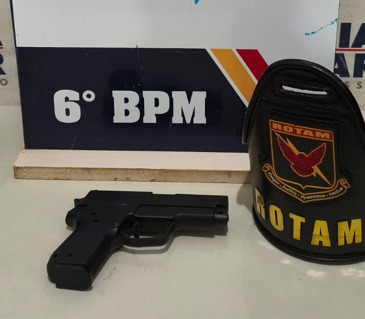 Rotam prende dupla com 12 passagens criminais e apreende simulacro de arma em Cáceres.