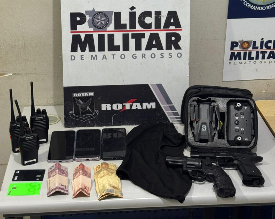 Rotam prende dupla por roubo de celulares e apreende simulacros de arma de fogo.
