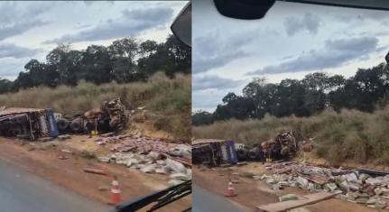 Caminhoneiro fica ferido ao tombar carreta na margem da Rodovia.