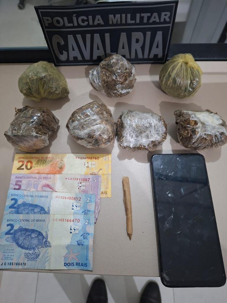 Cavalaria da Polícia Militar detém integrantes de facção com drogas em Barra do Bugres.