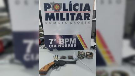 Dupla é abordada por infração de trânsito e acaba presa por tráfico.