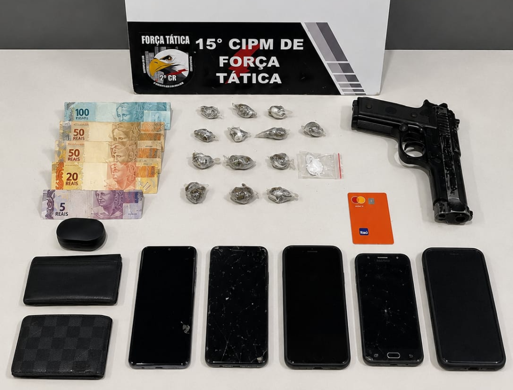 Força Tática apreende dois adolescentes com drogas e arma de brinquedo.