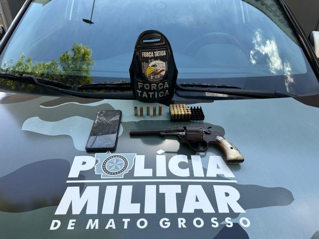 Força Tática apreende duas armas de fogo e prende suspeitos por porte ilegal.