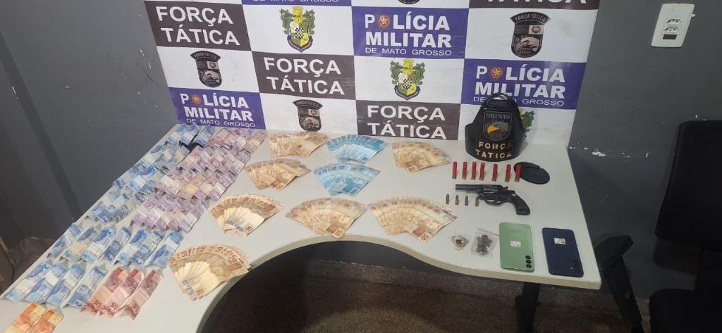 Força Tática apreende R$ 9,1 mil em dinheiro e arma de fogo com suspeito de tráfico de drogas.