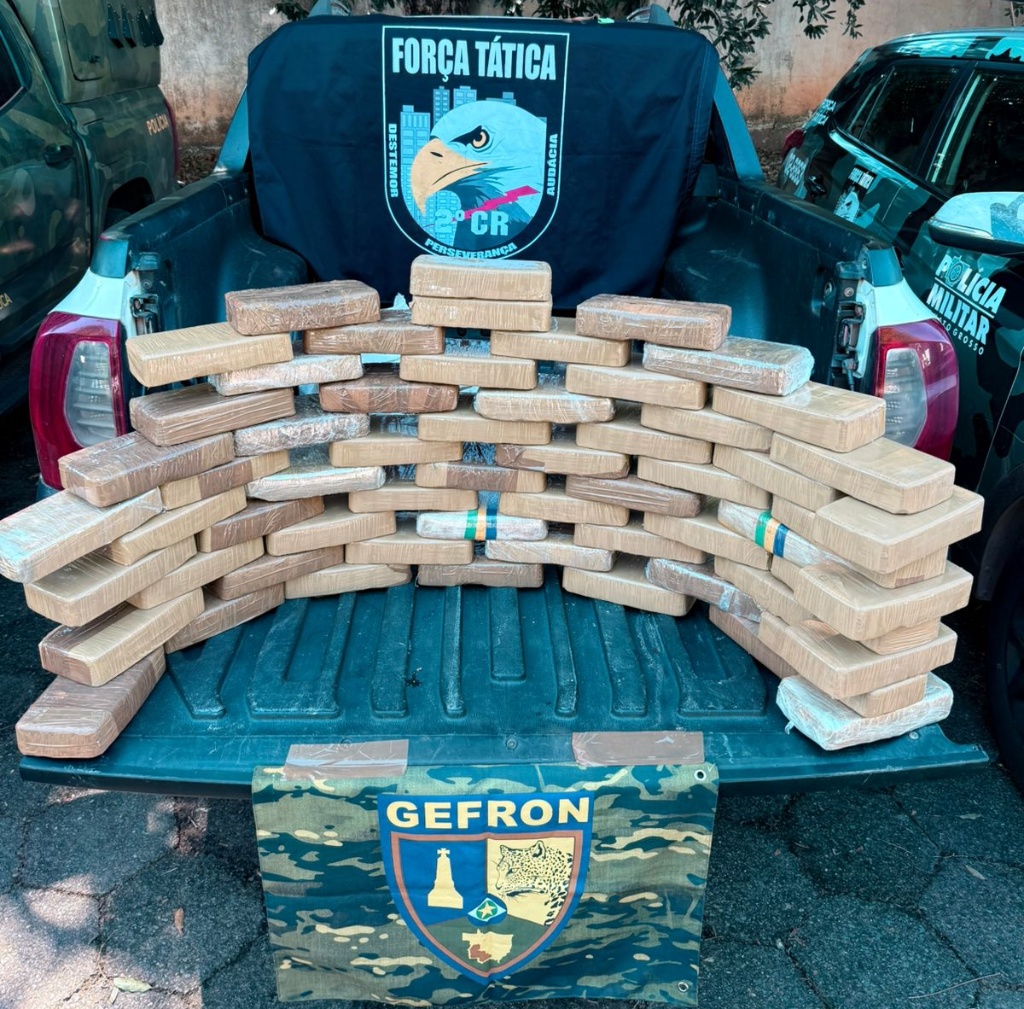 Força Tática e Gefron apreendem 63 quilos de pasta base e causam prejuízo de R$ 1,2 milhão às facções criminosas.