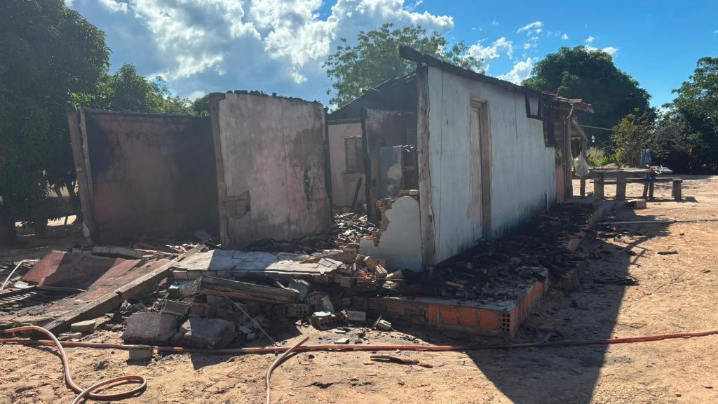 Força Tática prende homem após tentar matar companheira com facão e incendiar casa.