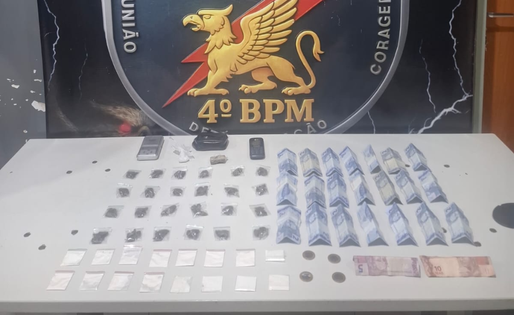 Força Tática prende mulher com porções de maconha e cocaína.