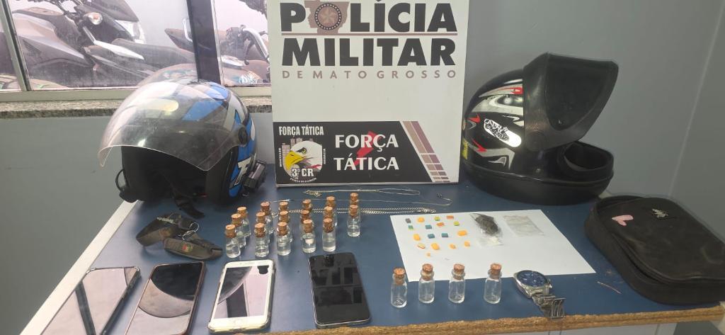 Força Tática prende quatro homens e apreende frascos de “loló” e comprimidos de ecstasy.