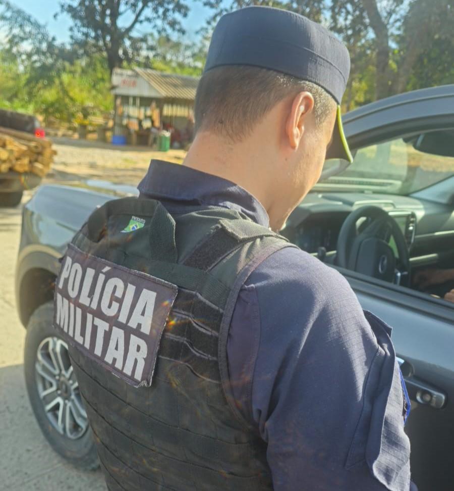 Homem é preso pela Polícia Militar em flagrante por agredir companheira após discussão em bar.