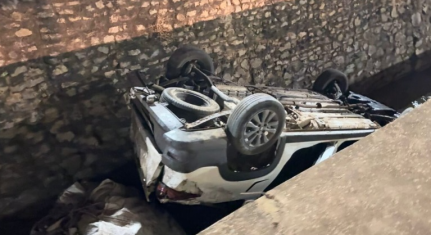 Motorista cochila ao volante e picape capota às margens da BR-163.