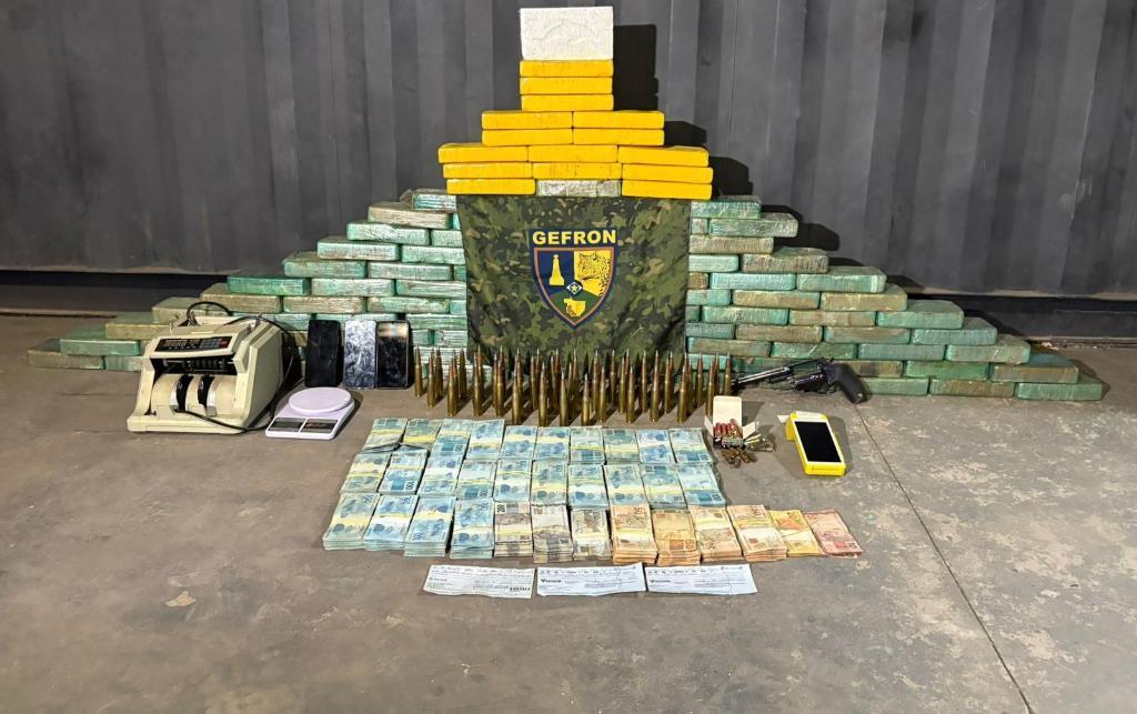 Operação apreende 107 quilos de drogas e causa prejuízo de R$ 2,4 milhões às facções criminosas.