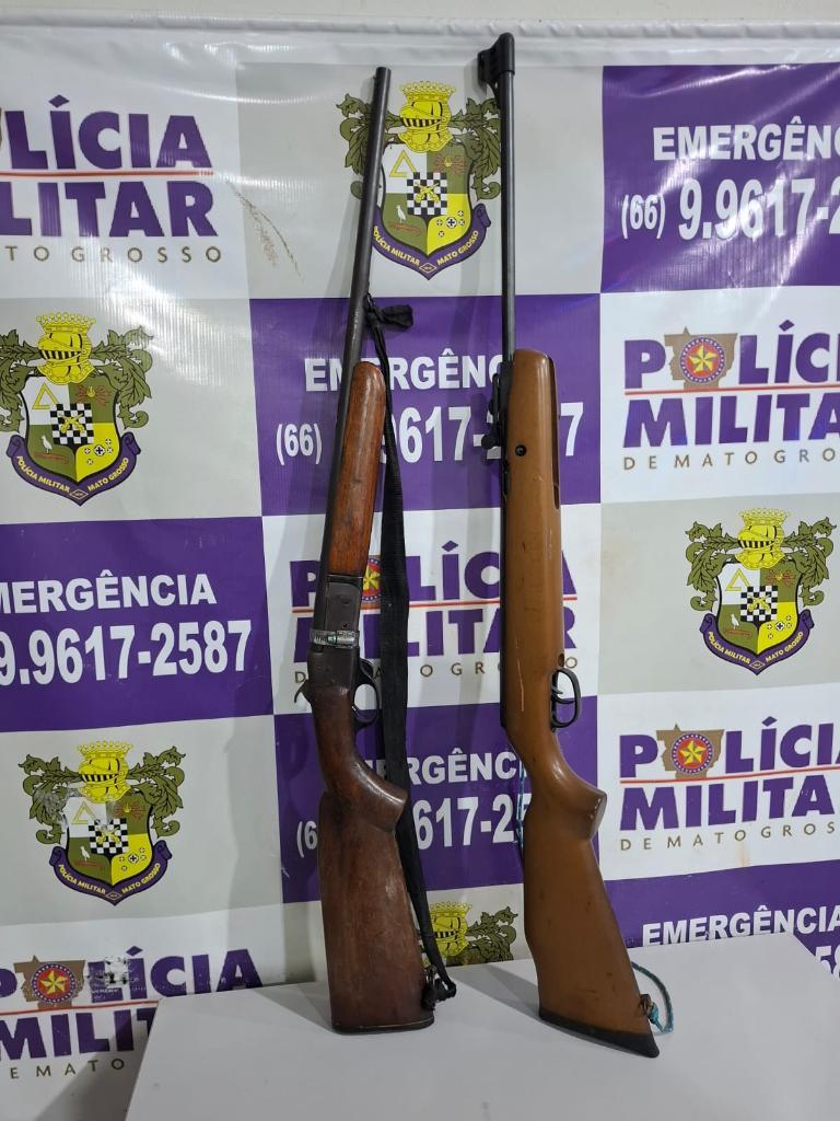 PM localiza mulher que fugiu de agressões e ameaças e prende homem com armas de fogo.