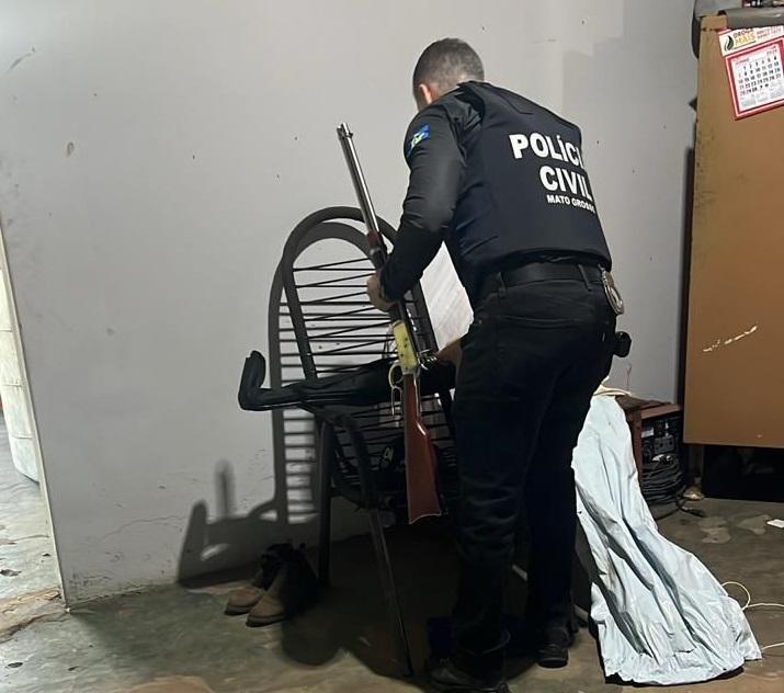 Polícia Civil apreende arma de fogo com suspeito de violência doméstica.