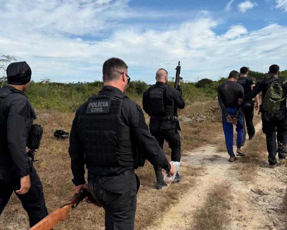 Polícia Civil cumpre 40 ordens judiciais em Paranaíta durante operação contra tráfico de drogas.