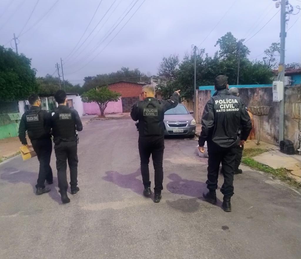 Polícia Civil cumpre mandados em investigação de ataques virtuais contra moradores, servidores e políticos de Mirassol D'Oeste.