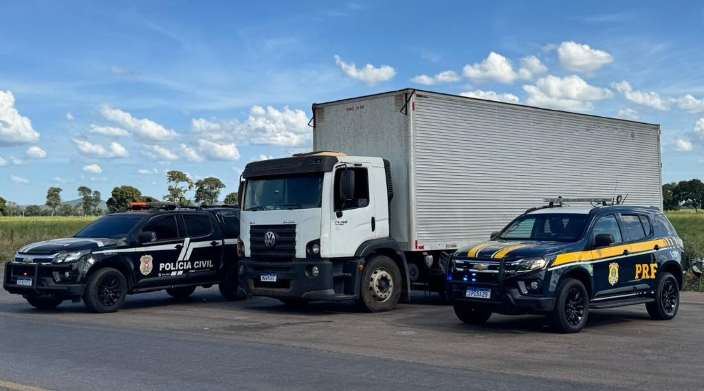 Polícia Civil e PRF apreendem caminhão carregado de alimentos pertencente a facção criminosa em Cáceres.