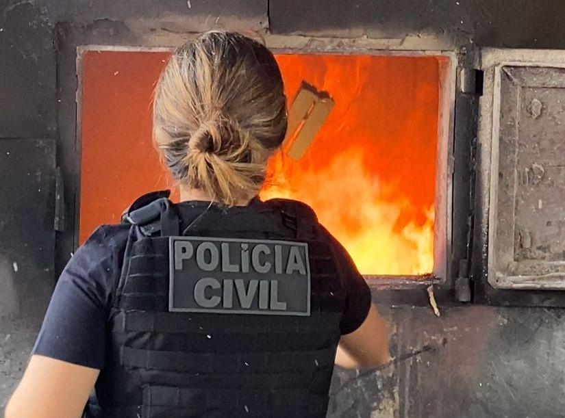 Polícia Civil incinera cerca de 40 quilos de entorpecentes apreendidos.