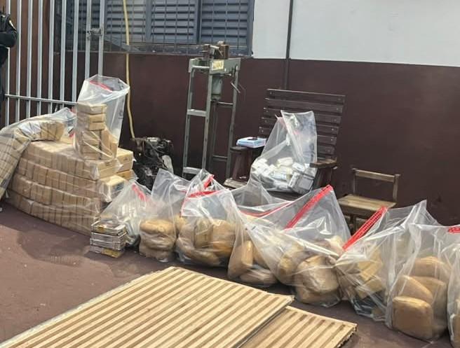 Polícia Militar e PRF apreendem 251 tabletes de maconha e pasta base.