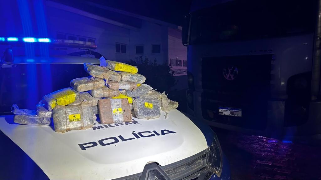 Polícia Militar prende caminhoneiro com 27 quilos de maconha skank.