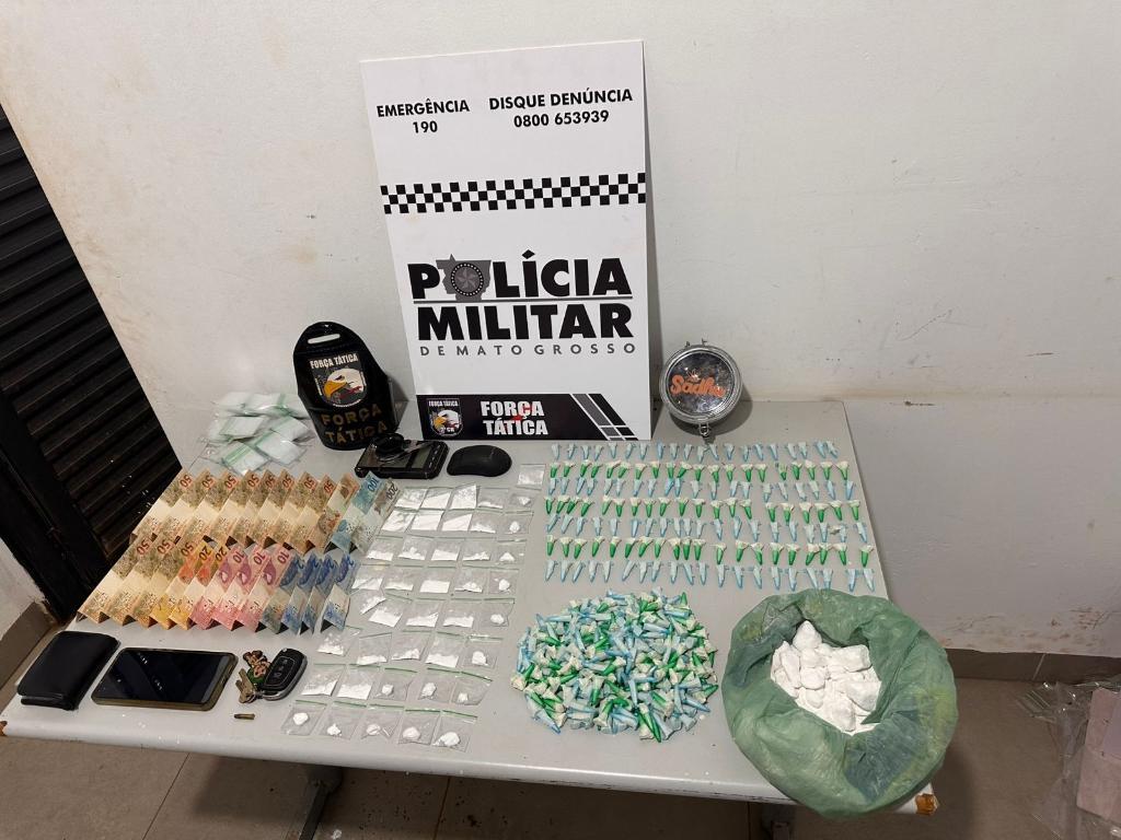 Polícia Militar prende dois homens com 443 porções de cocaína em Tangará da Serra.