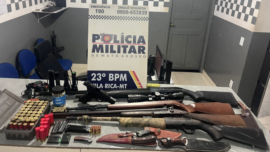 Polícia Militar prende dois homens e apreende cinco armas de fogo.