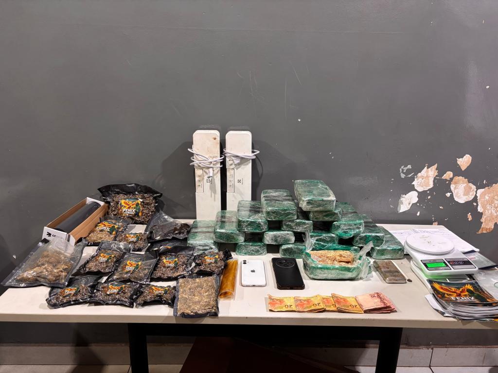 Polícia Militar prende dupla com 15 tabletes de pasta base e comprimidos de ecstasy.