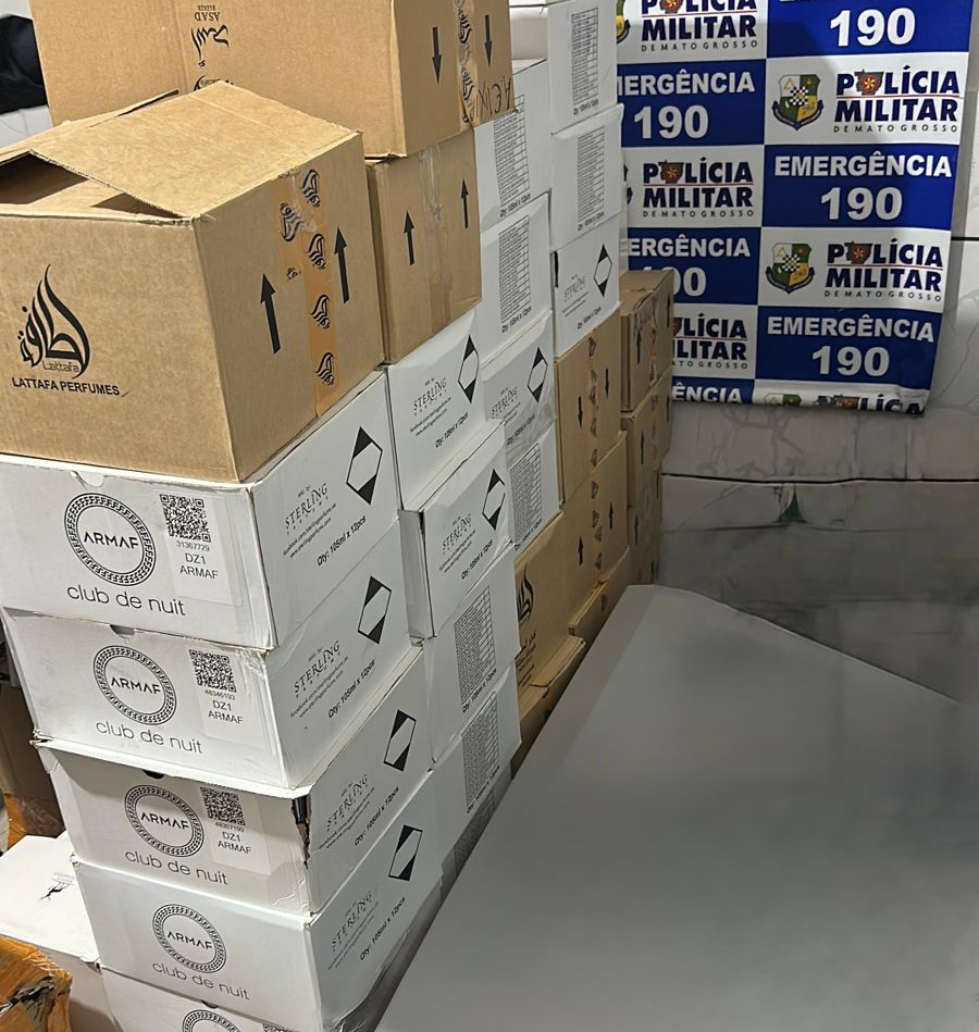 Polícia Militar prende homem com 14 caixas de produtos contrabandeados.