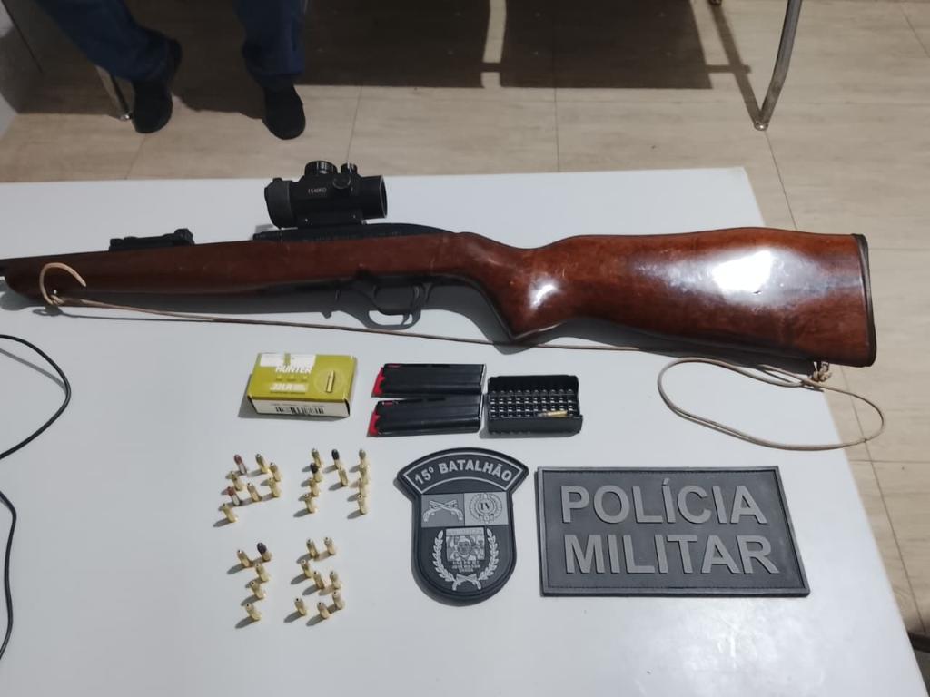 Polícia Militar prende homem com espingarda irregular e munições.