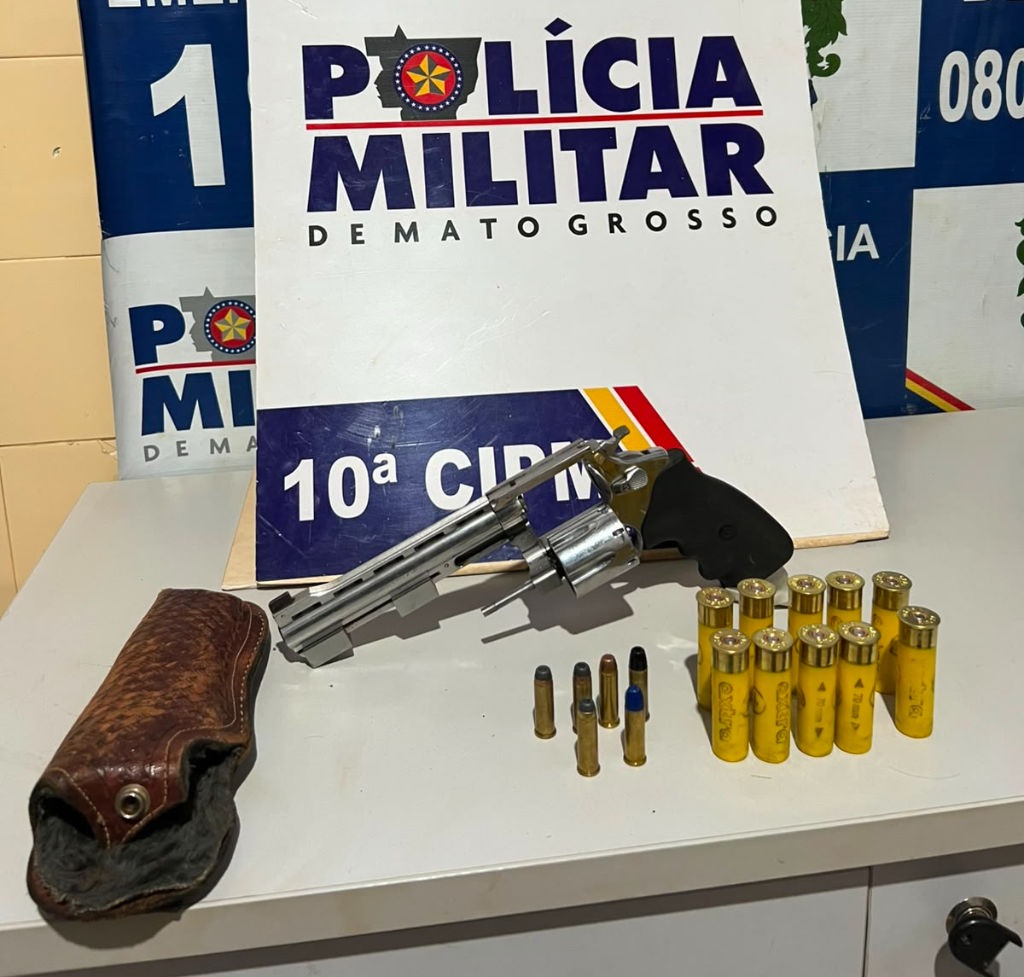 Polícia Militar prende homem por porte ilegal de arma de fogo e apreende munições.