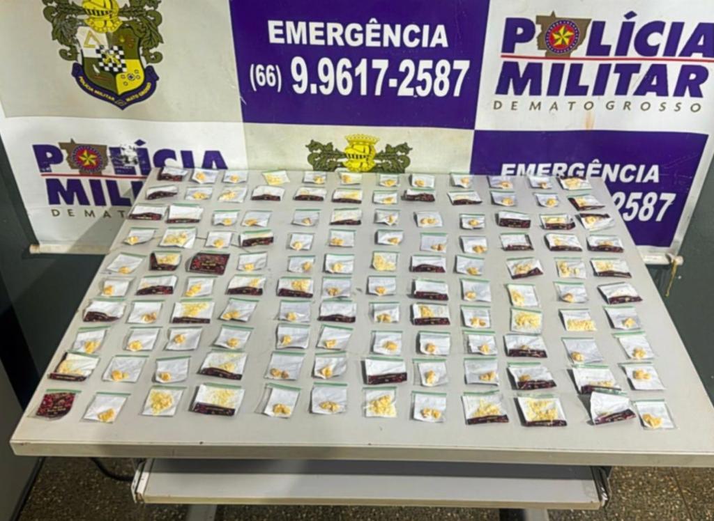 Polícia Militar prende três por tráfico de drogas e apreende 118 porções de entorpecentes.