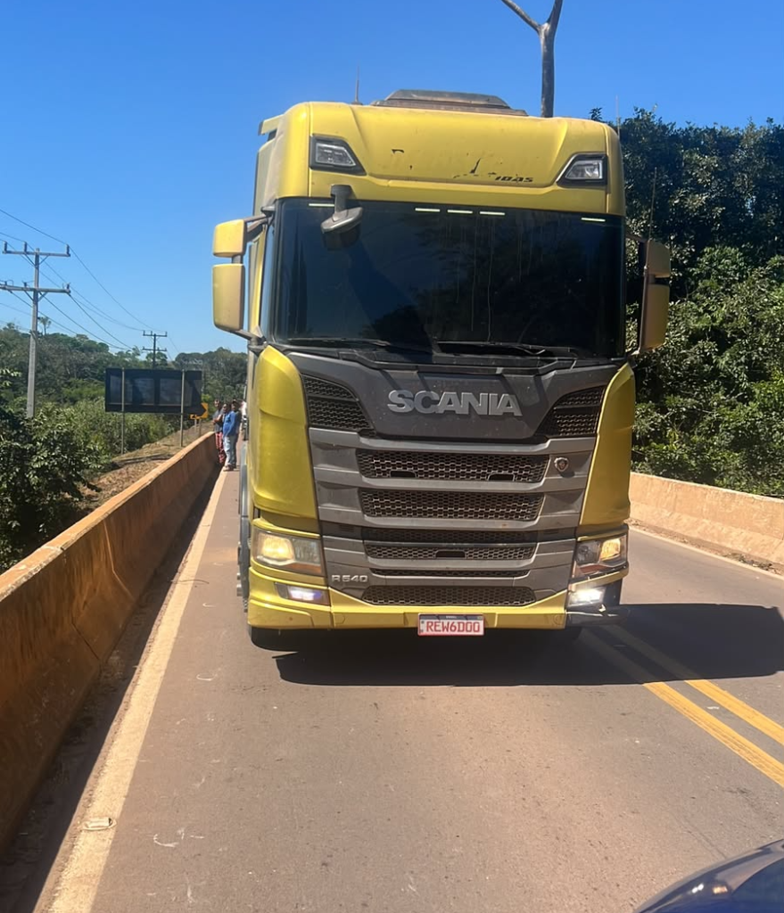 Polícia Militar recupera caminhão roubado e prende suspeito.