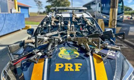 PRF apreende 26 fuzis durante abordagem a caminhão.