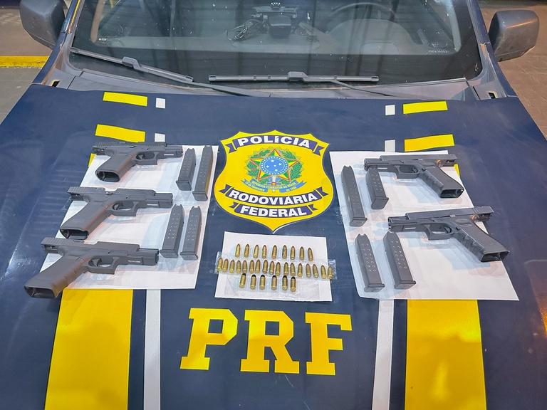 PRF apreende cinco pistolas e munições durante fiscalização a ônibus na BR-364.