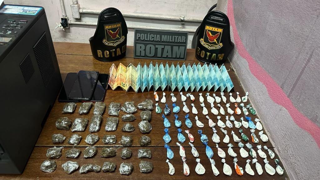 Rotam conduz homem e adolescente com porções de maconha e cocaína.