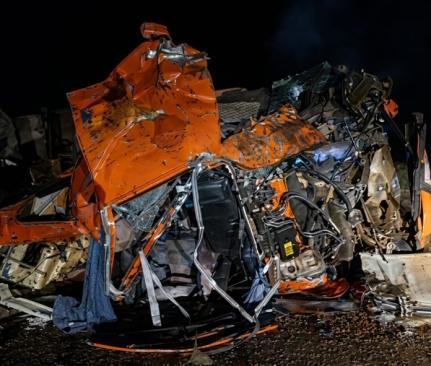 Batida entre caminhões deixa um morto em rodovia de MT.