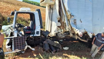 Caminhoneiro morre e duas pessoas ficam feridas em batida entre caminhões.