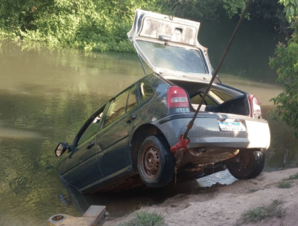 Carro cai em rio e motorista de Gol é resgatado em estado de choque.