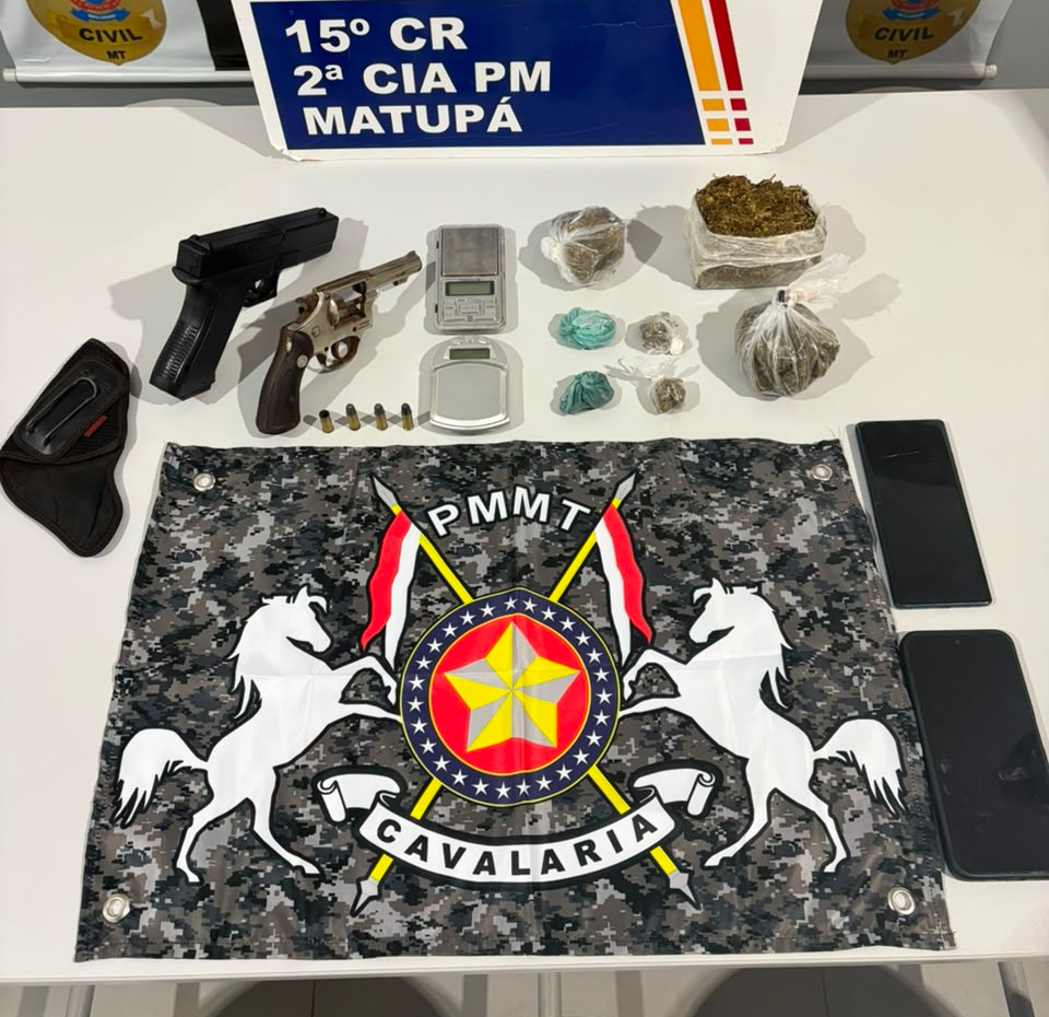 Cavalaria da PM prende suspeitos por porte de arma e tráfico de drogas.