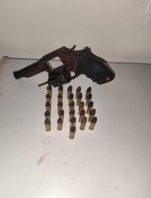 Condutor de Hilux é preso com arma e sacola de munições ilegais.
