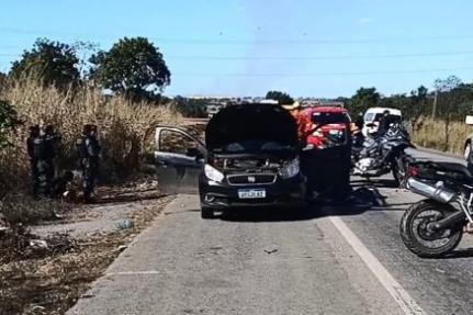 Criminoso armado morre e outro é preso após perseguição em rodovia.