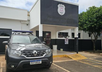 Delegacia abriga homens e mulheres em celas superlotadas.